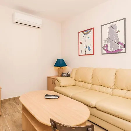 Awesome In With Kitchen Apartamento Ičići